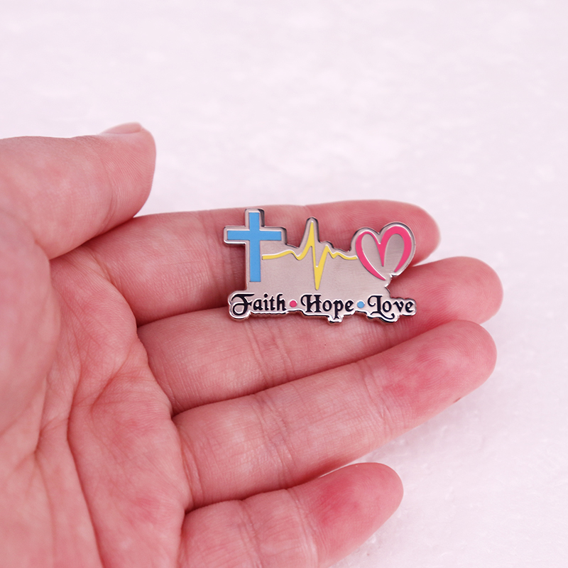 Faith Hope Love Badge, Pin de  - Embroidery Jesus reseña y precio