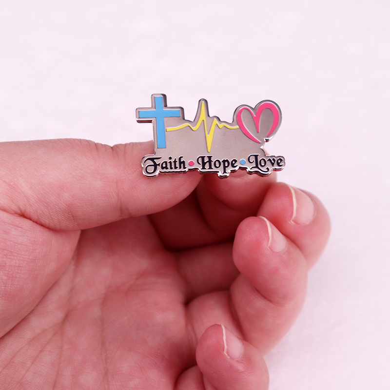 Faith Hope Love Badge, Pin de  - Embroidery Jesus reseña y precio